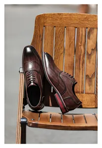 Κλασικά καφέ δερμάτινα παπούτσια Brogue σε μια vintage ξύλινη καρέκλα λεπτομέρεια