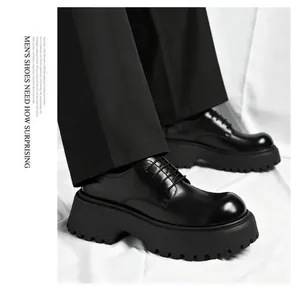 Detailansicht der schwarzen Plateau-Derbyschuhe mit profilierter Sohle und Schnürung