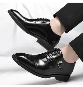 Detail von schwarzen Herren-Business-Schuhen mit Zierschnalle und poliertem Finish