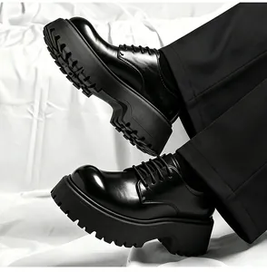 Detailansicht schwarzer Derby-Schuhe mit dicker Profilsohle und glänzendem Finish