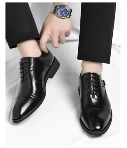 Detailansicht schwarzer Business-Schuhe für Herren mit eleganten Brogue-Mustern