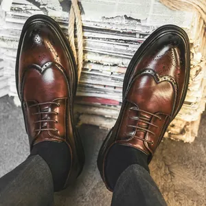 Zapatos clásicos de cuero marrón con brogue para hombre en estilo formal vintage