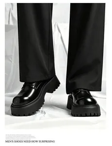 Detailansicht von schwarzen Herren-Plateau-Derby-Schuhen mit dicker Profilsohle und Glanzleder.