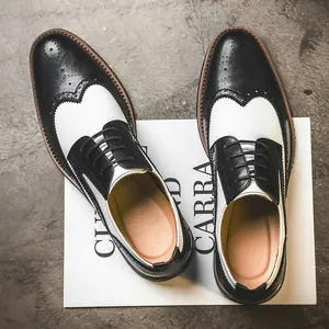Herrenschuhe aus Leder in Schwarz-Weiß-Optik, Brogue-Stil mit Schnürung und Flügelkappendetail.