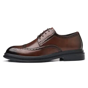 Zapatos de vestir clásicos de cuero marrón brogue para hombre con diseño de ala