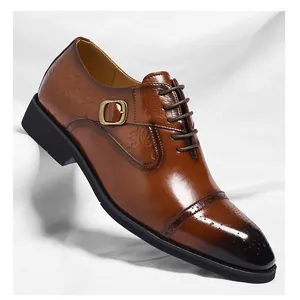 Detailansicht brauner Leder-Business-Schuhe mit Schnalle und Brogue-Mustern
