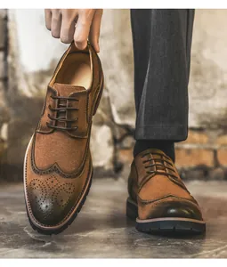 Λεπτομέρεια από καφέ σουέτ παπούτσια Brogue Derby με περίπλοκα vintage σκαλίσματα