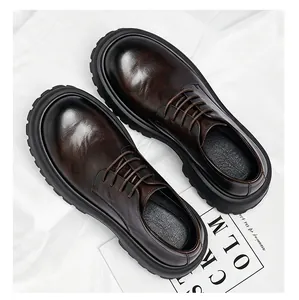 Nahaufnahme von braunen Derby-Schuhen aus Leder für Herren mit Plateausohle