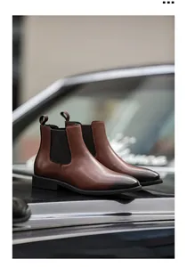 Gedetailleerd zijaanzicht van klassieke heren Chelsea boots in vintage leer op auto