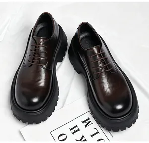 Nahaufnahme von dunkelbraunen Leder-Plateau-Derby-Schuhen mit klobigen schwarzen Sohlen