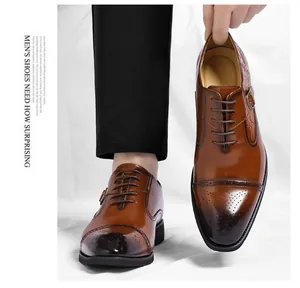 Detailansicht brauner Brogue-Herrenschuhe mit dekorativen Perforationen und Schnalle