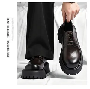 Nahaufnahme der britischen Derby-Schuhe für Herren mit dicker Plateausohle