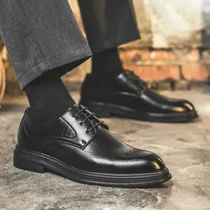 Schwarze Business-Herrenschuhe aus Leder mit 8 cm Erhöhung und Budapester Muster