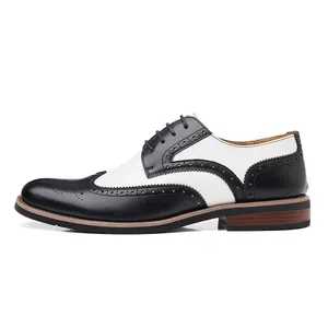 Klassische schwarz-weiße Herren-Budapester Anzugschuhe mit Schnürung im Wingtip-Design.