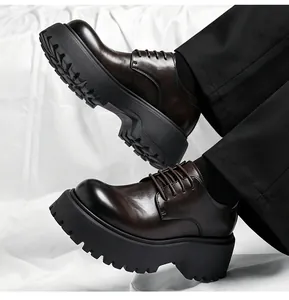 Detail von Herren-Derby-Schuhen mit dicker Plateausohle und Hochglanz-Leder