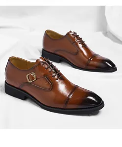 Nahaufnahme brauner Business-Schuhe aus Leder mit dunkler Spitze und seitlicher Schnalle