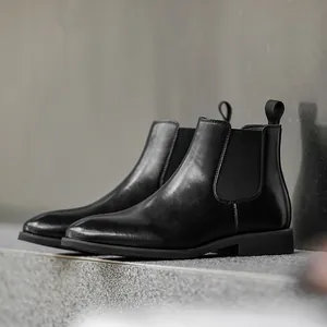 Klassieke zwarte lederen Chelsea boots voor heren, stijlvolle formele herenschoenen.