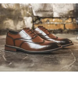 Nahaufnahme brauner Leder-Oxfordschuhe mit Flügelkappennaht und Farbverlauf an der Spitze