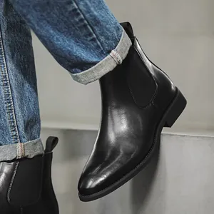 Klassieke zwarte leren Chelsea boots voor heren met een hoog ontwerp en spijkerbroek