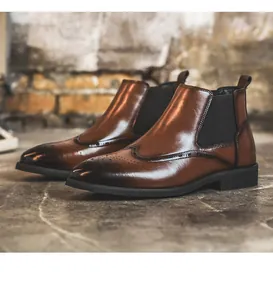 Detailansicht der klassischen braunen Chelsea-Boots aus Leder mit Brogue-Verzierung