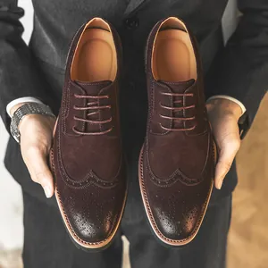 Luxe donkerbruine suède brogue Derby schoenen voor heren met stijlvolle vleugeltip details