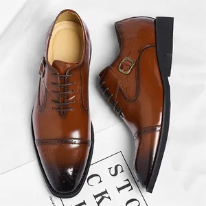 Elegante braune Herrenschuhe aus Leder mit Brogue-Verzierungen und Paisley-Mustern