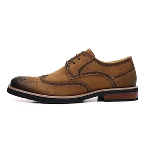Klassieke bruine suède brogue derby herenschoenen met wingtip snijwerk details