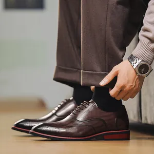 Κομψά καφέ δερμάτινα ανδρικά παπούτσια brogue με στυλάτη σόλα με κόκκινες λεπτομέρειες