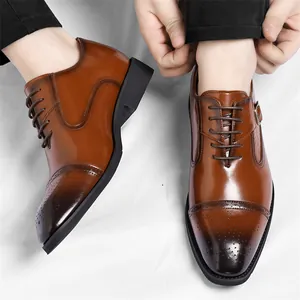 Elegante braune Business-Lederschuhe für Herren im britischen Stil mit Brogue-Verzierung