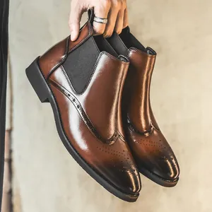 Hochwertige braune Chelsea-Boots aus Leder für Herren mit eleganten Brogue-Details