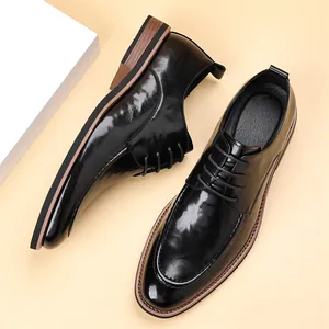 Elegante schwarze Lackleder-Business-Schuhe für Herren in Übergrößen in der Draufsicht.