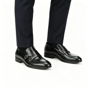 Vue détaillée de chaussures double boucle noires pour hommes avec boucles argentées.