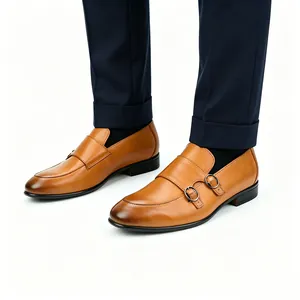 Gros plan de chaussures monk à double boucle en cuir marron portées avec un pantalon bleu