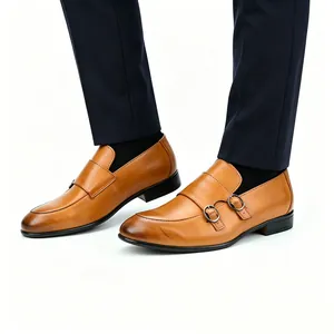 Gros plan de chaussures monk à double boucle en cuir beige pour hommes, style business