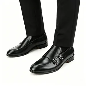 Vue détaillée des chaussures à double boucle en cuir noir pour hommes en tenue