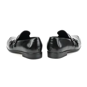 Vue arrière détaillée de chaussures habillées noires pointues à double boucle pour homme.