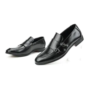 Vue latérale détaillée des chaussures de ville noires à double boucle sur fond blanc
