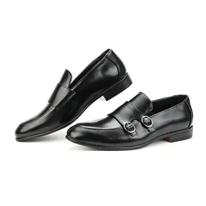Vue détaillée de mocassins noirs pour hommes avec d'élégantes doubles boucles.
