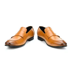 Vue détaillée de chaussures monk strap en cuir marron sur fond blanc pour hommes