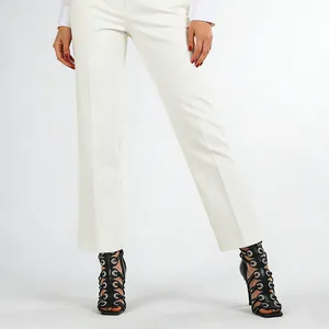 Detailopname van zwarte sandalen met hoge hakken, veters, zilveren oogjes en open teen.