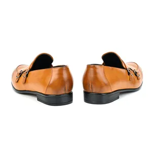 Vue arrière de chaussures double monk en cuir marron pour hommes avec boucles latérales