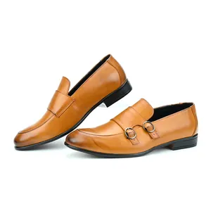 Vue détaillée des chaussures monk strap en cuir marron avec bout patiné élégant