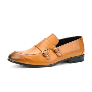 Chaussures classiques à double boucle pour hommes marron clair sur fond blanc uni