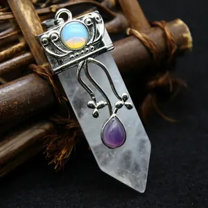 Pendentif épée élégant en cristal de roche avec des accents violets et d'opale