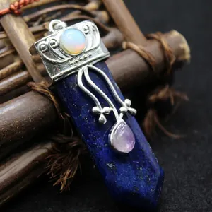 Collier pendentif épée en lapis-lazuli naturel avec détails en opale et améthyste