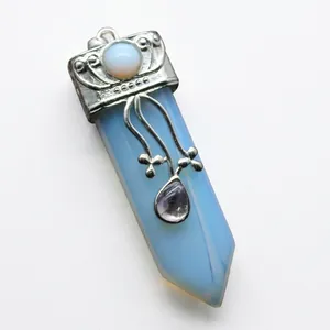 Pendentif en cristal bleu clair hexagonal avec capuchon argenté orné et pierre violette