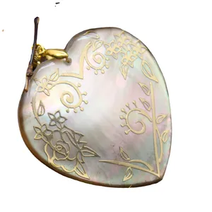 Natural heart shell pendant featuring golden floral leaf patterns for minimalist resort wear