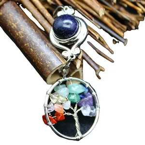 Collar con colgante Árbol de la Vida étnico hecho a mano con cristales de colores