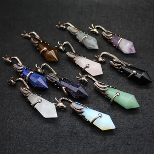Pendentifs de dragon vintage avec prisme en cristal hexagonal en diverses pierres.
