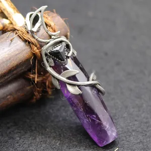 Vintage Amethyst Kristallanhänger mit filigraner floraler Metallumhüllung und schwarzem Stein